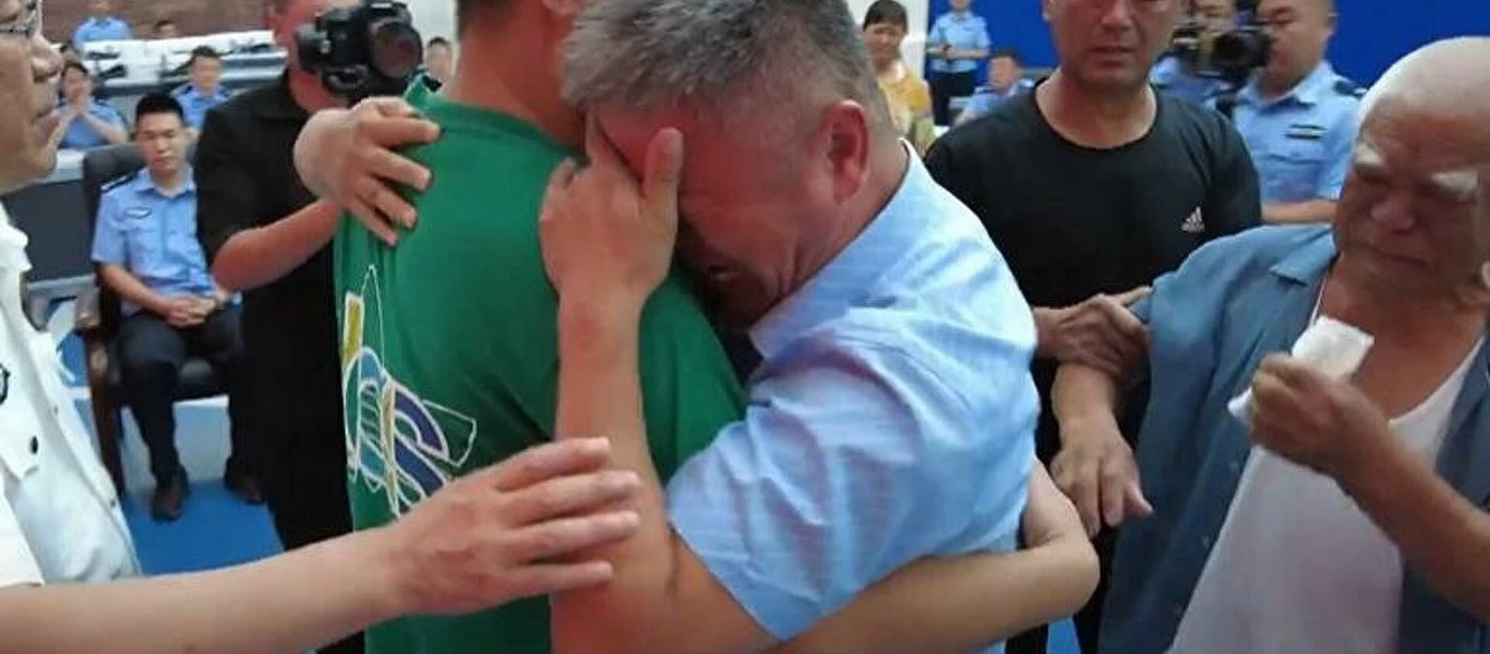 Κίνα: Σπαρακτικό βίντεο -Πατέρας βρήκε τον απαχθέντα γιο του μετά από 24 χρόνια